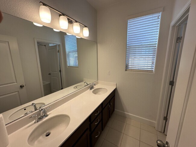 Building Photo - Beautiful 4 Bed, 3 Bath Home in Perfect Tracy Location