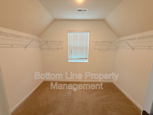 Building Photo - 1321 Waylon Ave