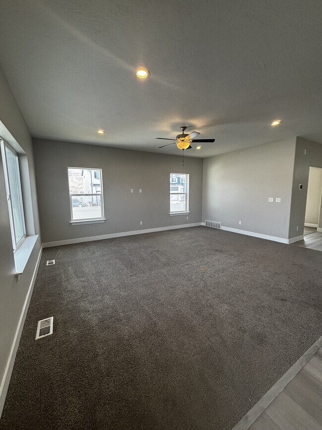 Building Photo - 1373 E Bell Buoy Way