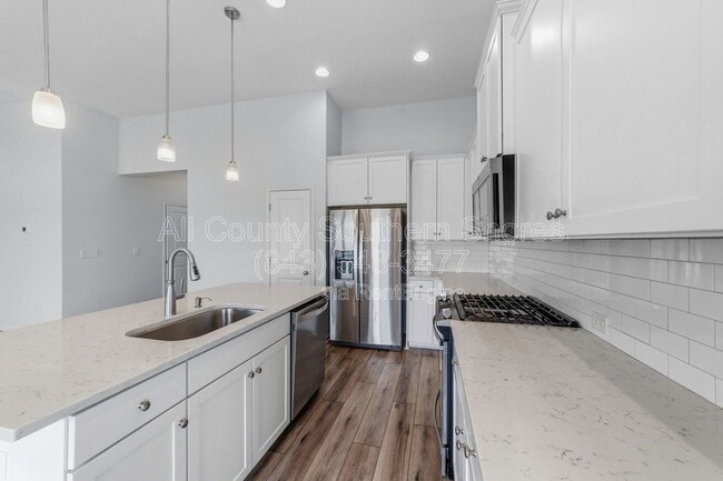 Building Photo - 877 Devon Estate Ave