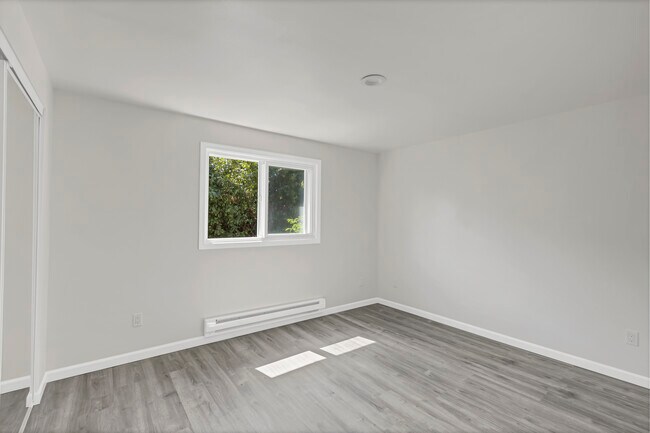 Building Photo - 10607 Des Moines Memorial Dr S