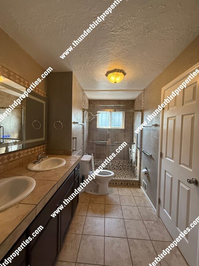Building Photo - 2108 Muriel St NE