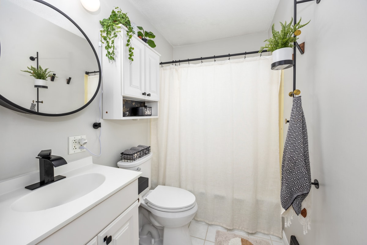 Full Bathroom - 507 Fontenelle St SE