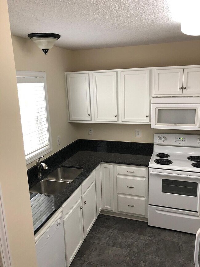 Kitchen - 106 Locomotive Ln