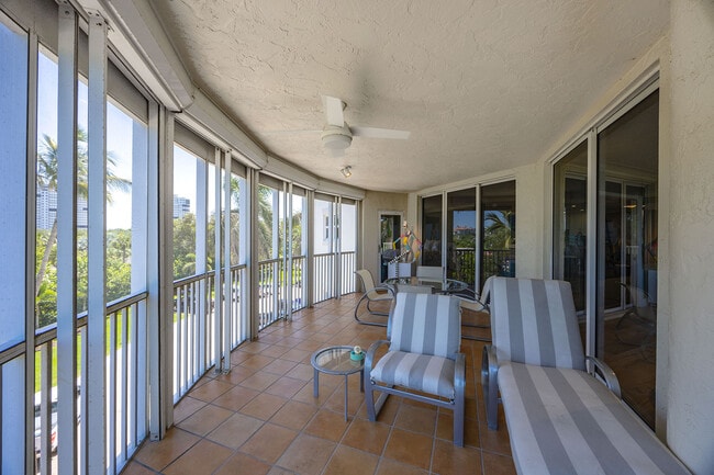Building Photo - 8111 Bay Colony Dr