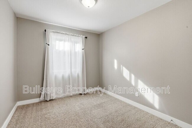 Building Photo - 5029 S 11th Pl