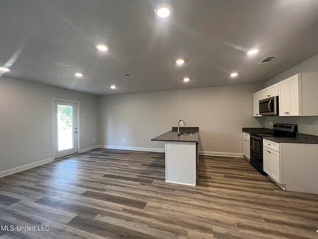 Building Photo - Charming 4BR House in Biloxi