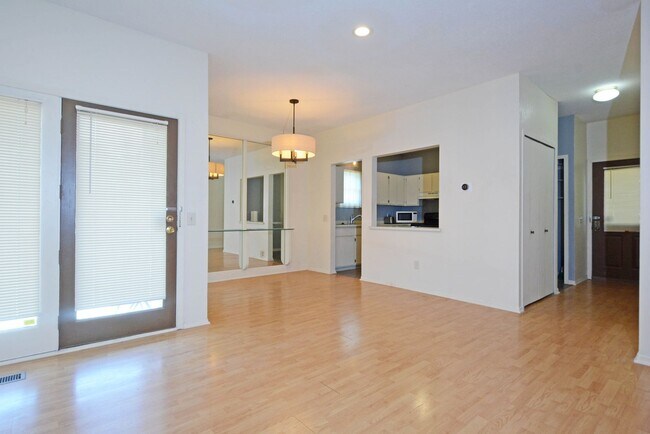 Building Photo - Beautiful 2-Bed 1-Bath Condo in Bloomington - Available Now!