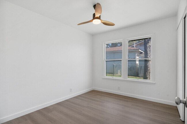 Building Photo - Fairlawn 3 bedroom, 1 bath ready for move-in