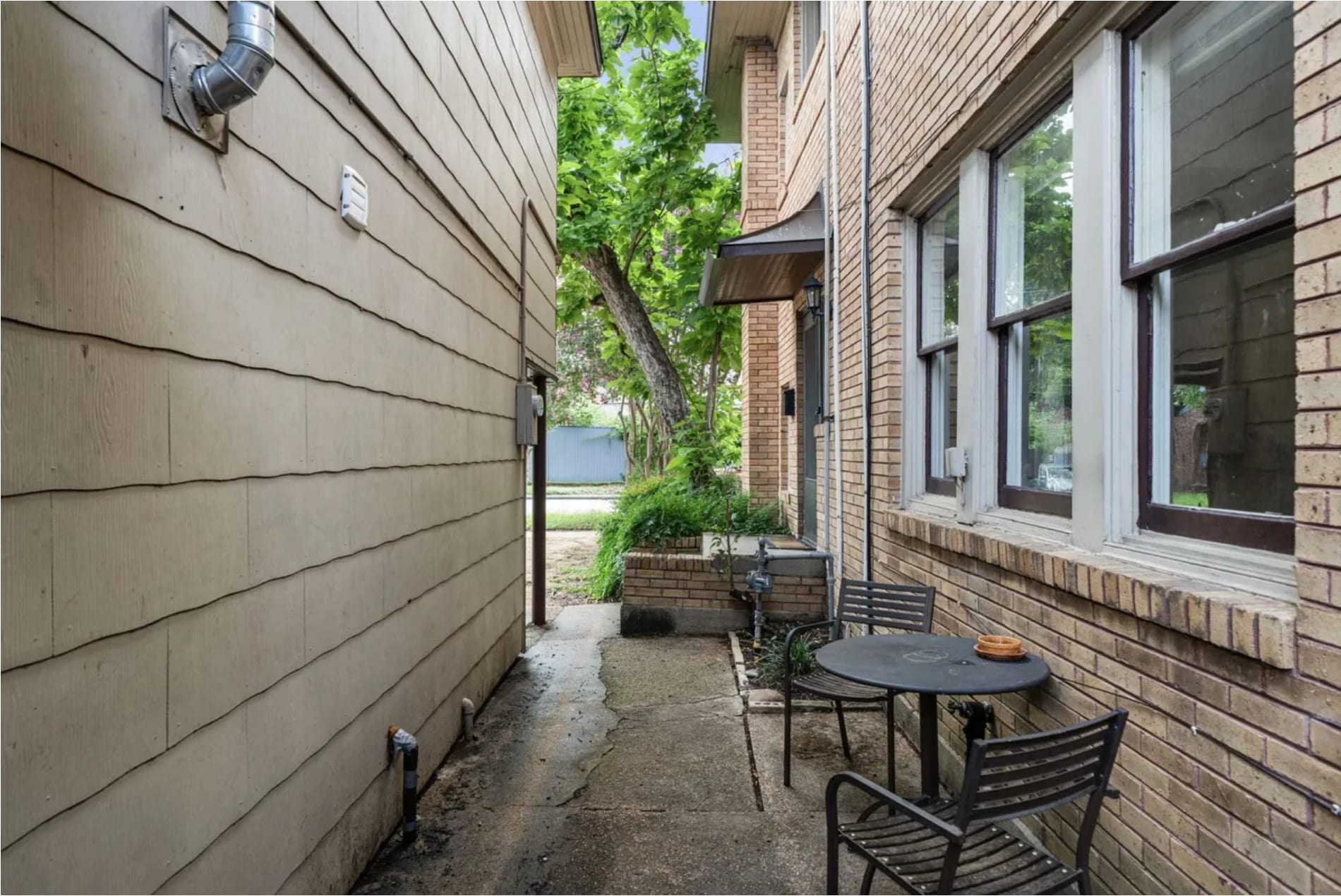 Patio 2 - 4407 Stanford St
