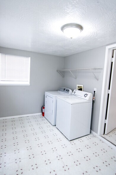 Building Photo - 613 S Main Ave