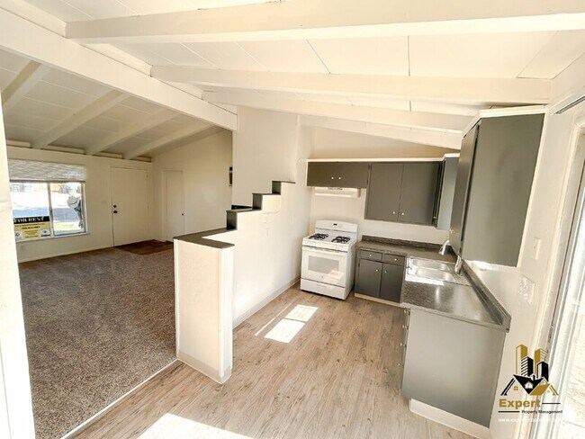 Building Photo - 5625 San Vincente Way