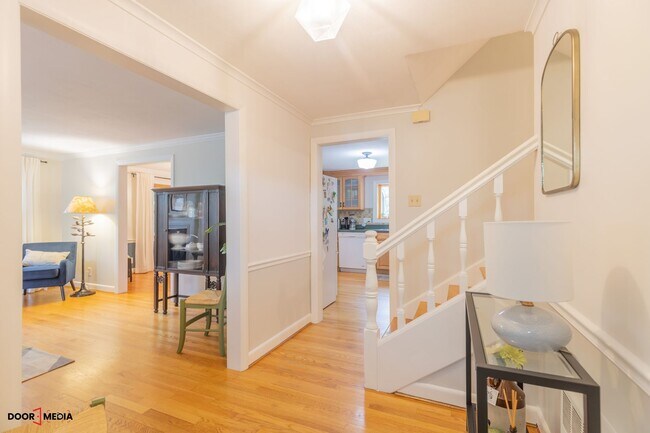 Building Photo - Short Term Furnished Rental -3 Bedroom Spl...