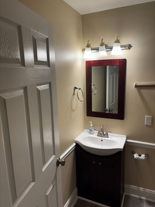 Building Photo - Spacious 4BR, 3.5 Bath House in Elkton