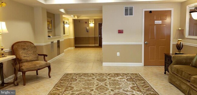 Building Photo - 5800 Clipper Ln