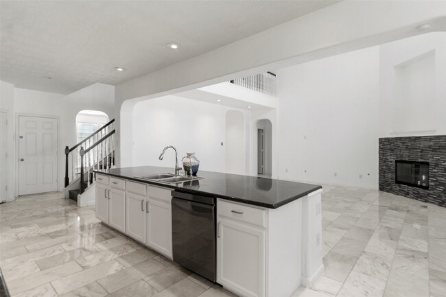 Building Photo - 1922 Lake Grayson Dr