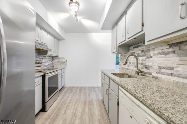 Building Photo - 850 Main St