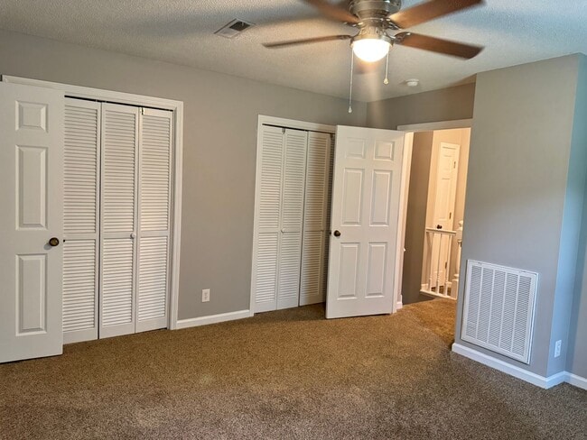 Building Photo - Exit 8! Rossview School. 4 Bed/2 Bath over 1700 Sq.ft!