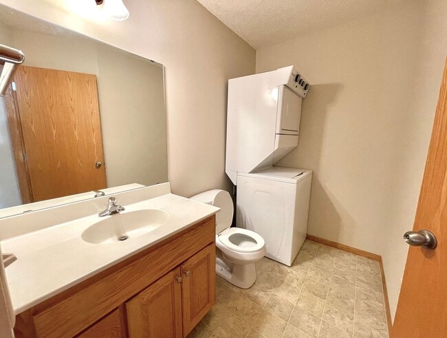 Building Photo - 2 Bedroom, 1.5 Bath Town Home