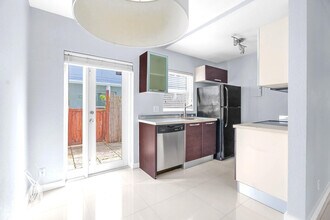 Building Photo - 416 NE 15th Ave