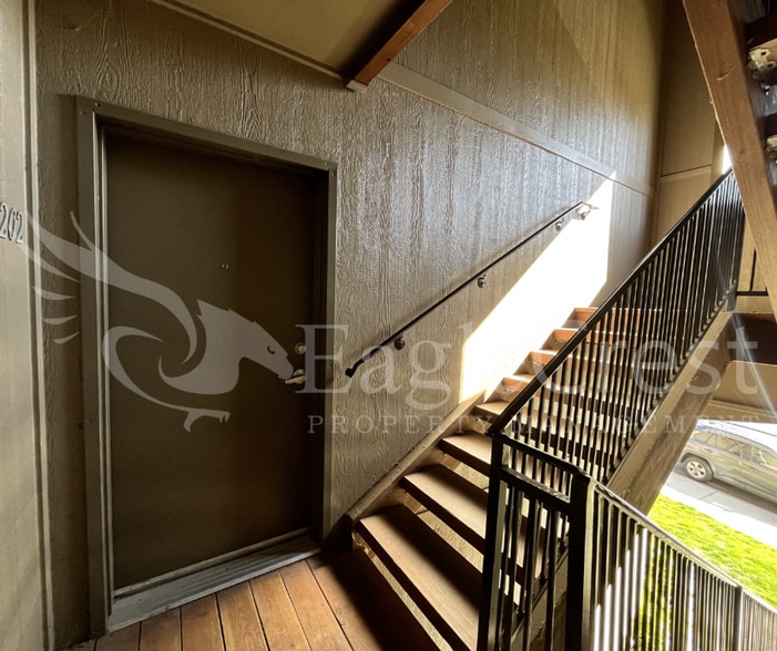 Building Photo - 3rd Floor Two Bedroom, One and a Half Bathroom Unit With View