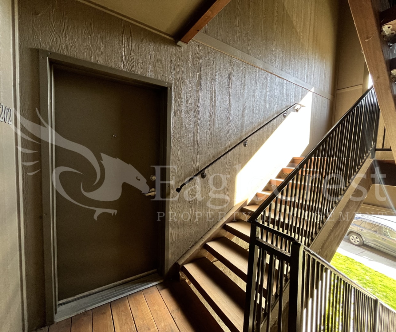 Building Photo - Two Bedroom, One and a Half Bathroom Unit