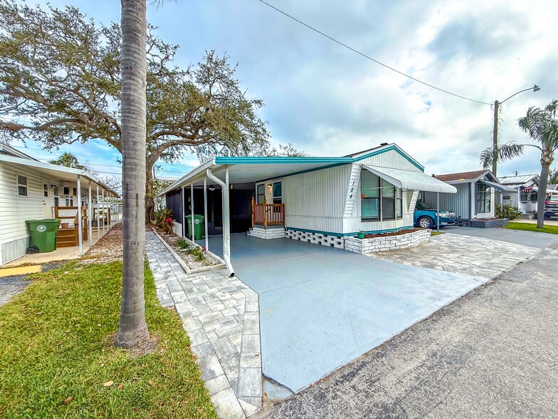 Building Photo - 104 Lazy Ave