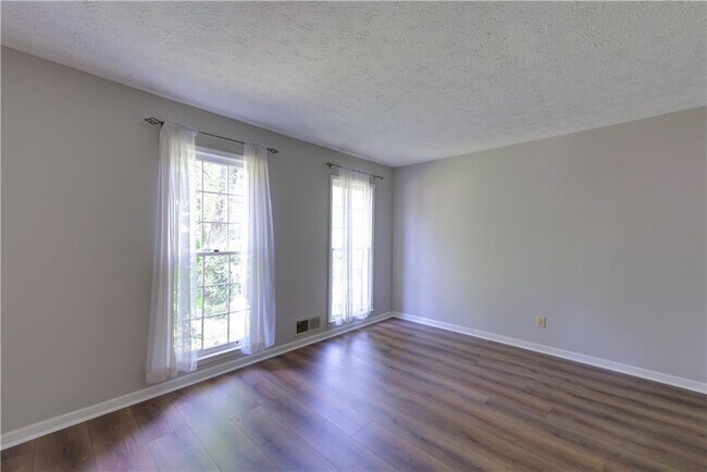 Building Photo - 1049 Seven Springs Cir NE