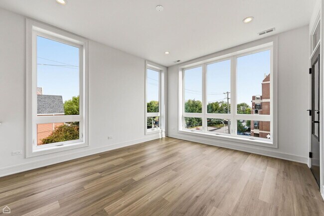 Building Photo - 3902 S Lake Park Ave