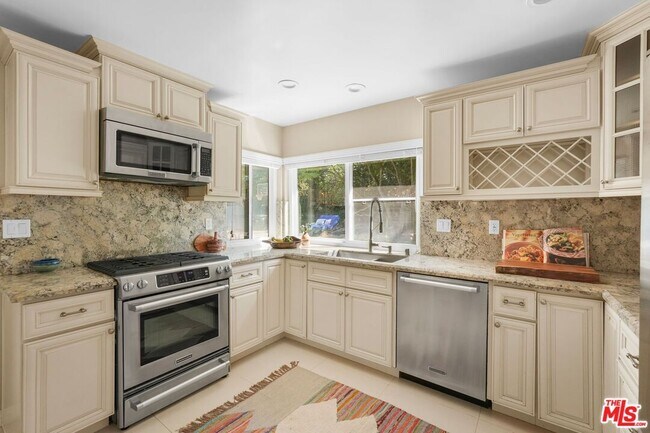 Building Photo - 3194 Rossini Pl