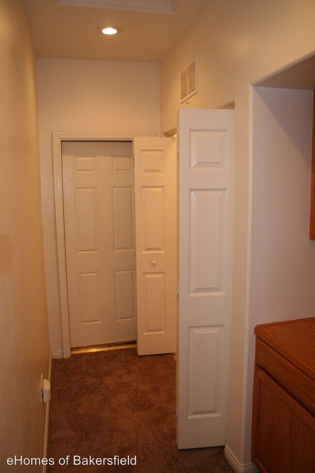 Building Photo - 549 Yellow Meadow Ct