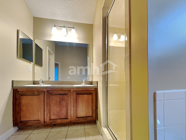 Building Photo - 807 Hickory Knolls Dr