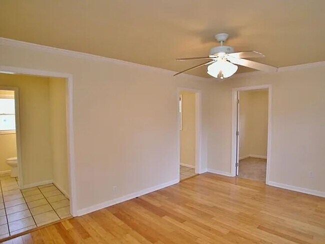 Building Photo - Charming 3 Bedroom home