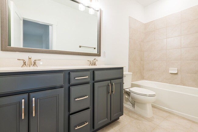 Building Photo - Gorgeous 4+ Bedroom Home in 12 Oaks