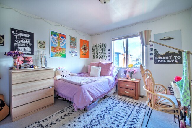 Building Photo - 8 Bedroom home in the Heart of the U-district