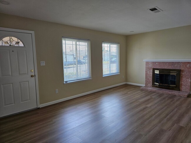 Building Photo - Spacious 4-Bedroom Home on the El Cerrito ...