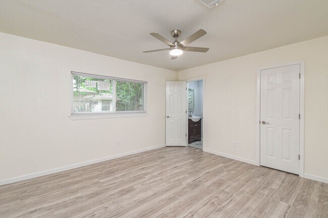 Building Photo - 5003 Denoron Dr