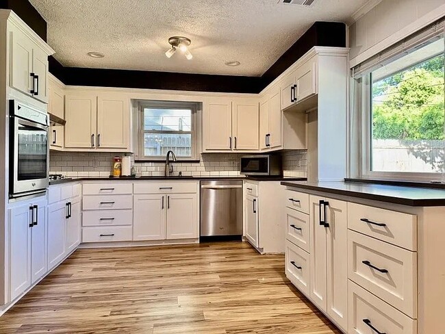 Building Photo - 3028 Berkshire Way