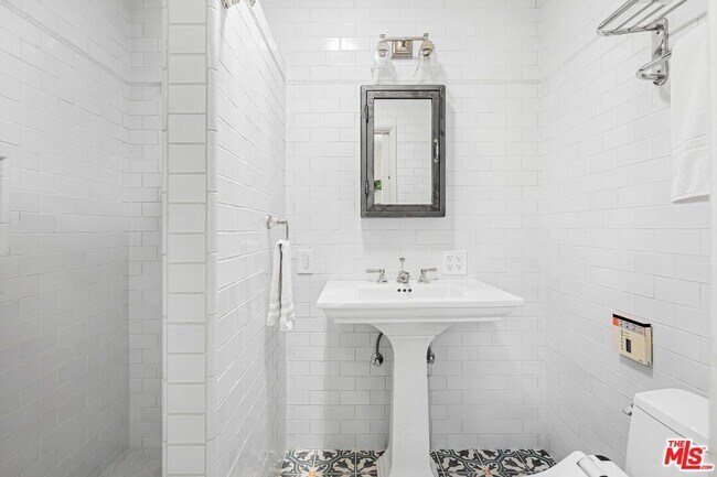 Building Photo - 449 Westbourne Dr