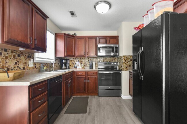 Building Photo - Pet Friendly Three Bedroom!