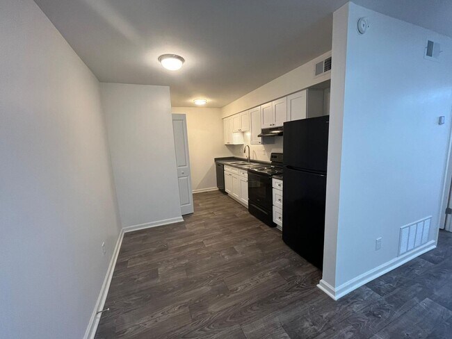 Building Photo - Modern 2-Bed, 1-Bath Oasis with Central Ai...