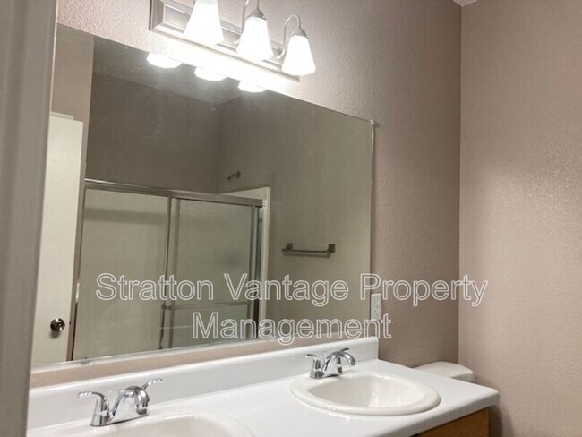 Building Photo - 1017 S Clancy Cir