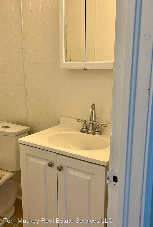 Building Photo - 2 br, 1 bath House - 1138 W. Chimes St.