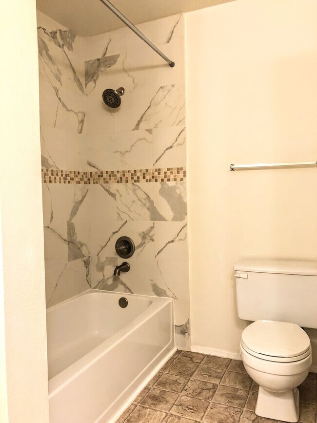 Building Photo - Spacious 2db, 2ba Condo Downtown Bellevue in Tranquil Setting