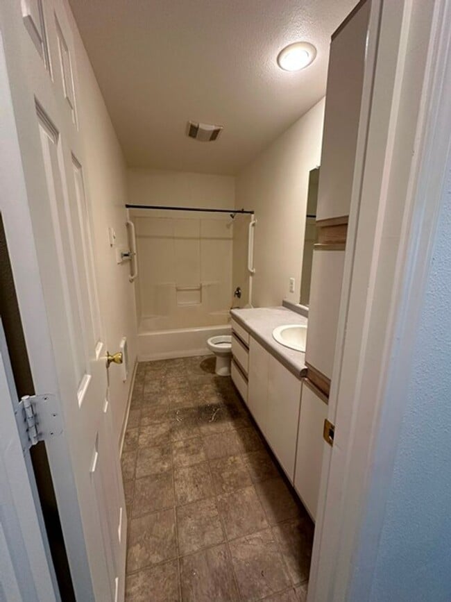 Building Photo - 2 Bedroom Townhouse