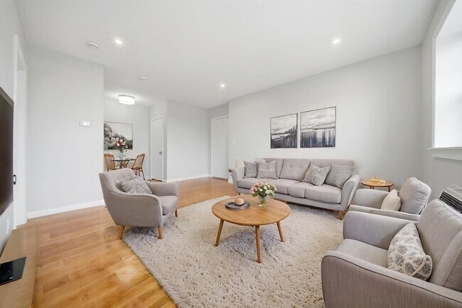 Building Photo - 11 Schubert St