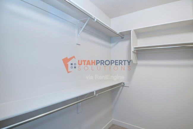 Building Photo - 1025 W 400 S