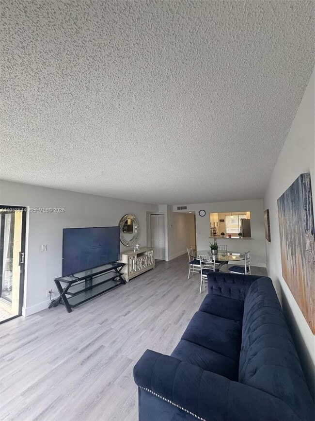 Building Photo - 163 Lakeview Dr