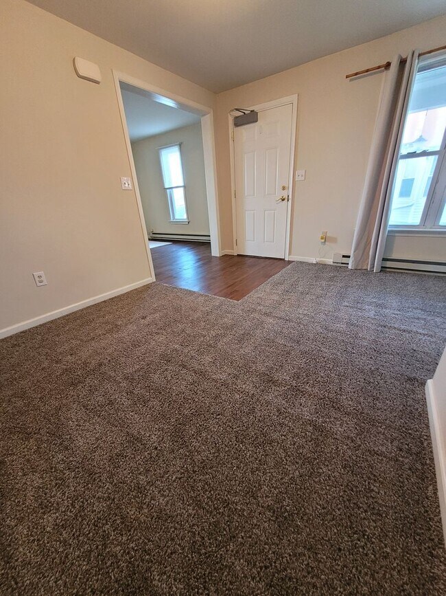 Building Photo - 984 W Main St