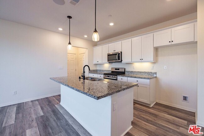 Building Photo - 27639 Sawtooth Ln